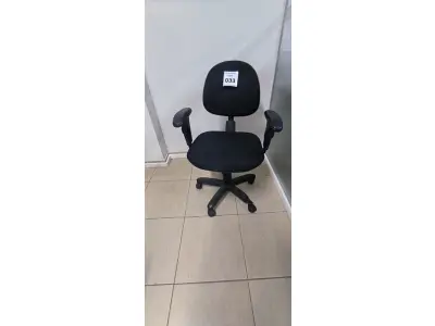 LOTE 033 - 01 CADEIRA GIRATÓRIA PARA ESCRITÓRIO.COM BRAÇO (NO ESTADO) ATENÇÃO! FAZER A VISITAÇÃO ANTES DE ARREMATAR, NÃO SABEMOS SE FUNCIONA, LEILÃO NÃO TEM GARANTIA E NEM DEVOLUÇÃO, SUJEITO A POSSÍVEIS AVARIAS VISÍVEIS/OCULTAS E/OU AUSÊNCIA DE COMPONENTES.