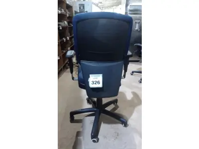 LOTE 326 - 01 CADEIRA DE ESCRITÓRIO GIRATÓRIA COM RODINHAS. (NO ESTADO) ATENÇÃO! FAZER A VISITAÇÃO ANTES DE ARREMATAR, NÃO SABEMOS SE FUNCIONA, LEILÃO NÃO TEM GARANTIA E NEM DEVOLUÇÃO, SUJEITO A POSSÍVEIS AVARIAS VISÍVEIS/OCULTAS E/OU AUSÊNCIA DE COMPONENTES.