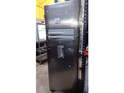 LOTE 036 - 01 GELADEIRA DE 127V MARCA ELECTROLUX. (NO ESTADO) ATENÇÃO! FAZER A VISITAÇÃO ANTES DE ARREMATAR, NÃO SABEMOS SE FUNCIONA, LEILÃO NÃO TEM GARANTIA E NEM DEVOLUÇÃO, SUJEITO A POSSÍVEIS AVARIAS VISÍVEIS/OCULTAS E/OU AUSÊNCIA DE COMPONENTES.