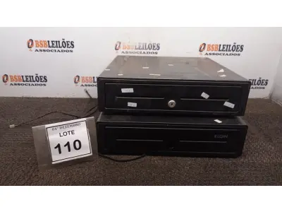 LOTE 110 - 02 GAVETAS DE DINHEIRO. (NO ESTADO) ATENÇÃO! FAZER A VISITAÇÃO ANTES DE ARREMATAR, NÃO SABEMOS SE FUNCIONA, LEILÃO NÃO TEM GARANTIA E NEM DEVOLUÇÃO, SUJEITO A POSSÍVEIS AVARIAS VISÍVEIS/OCULTAS E/OU AUSÊNCIA DE COMPONENTES.