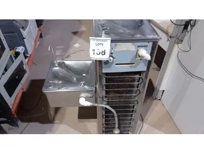 LOTE 158 - 01 BEBEDOURO CONJUGADO EM INOX. (NO ESTADO) ATENÇÃO! FAZER A VISITAÇÃO ANTES DE ARREMATAR, NÃO SABEMOS SE FUNCIONA, LEILÃO NÃO TEM GARANTIA E NEM DEVOLUÇÃO, SUJEITO A POSSÍVEIS AVARIAS VISÍVEIS/OCULTAS E/OU AUSÊNCIA DE COMPONENTES.