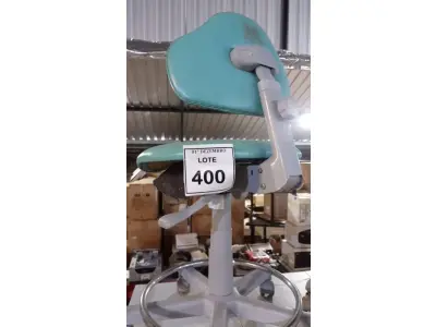 LOTE 400 - 01 CADEIRA MOCHO GIRATÓRIA. (NO ESTADO) ATENÇÃO! FAZER A VISITAÇÃO ANTES DE ARREMATAR, NÃO SABEMOS SE FUNCIONA, LEILÃO NÃO TEM GARANTIA E NEM DEVOLUÇÃO, SUJEITO A POSSÍVEIS AVARIAS VISÍVEIS/OCULTAS E/OU AUSÊNCIA DE COMPONENTES.