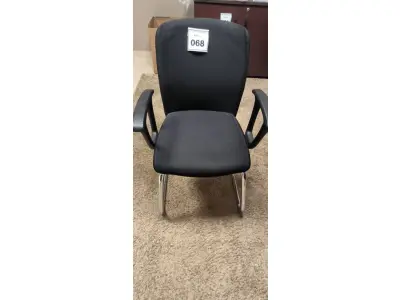 LOTE 068 - 01 CADEIRA PARA ESCRITÓRIO COM PÉS FIXOS. (NO ESTADO) ATENÇÃO! FAZER A VISITAÇÃO ANTES DE ARREMATAR, NÃO SABEMOS SE FUNCIONA, LEILÃO NÃO TEM GARANTIA E NEM DEVOLUÇÃO, SUJEITO A POSSÍVEIS AVARIAS VISÍVEIS/OCULTAS E/OU AUSÊNCIA DE COMPONENTES.