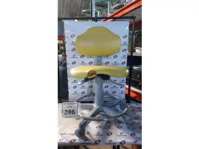 LOTE 386 - 01 CADEIRA MOCHO GIRATÓRIA. (NO ESTADO) ATENÇÃO! FAZER A VISITAÇÃO ANTES DE ARREMATAR, NÃO SABEMOS SE FUNCIONA, LEILÃO NÃO TEM GARANTIA E NEM DEVOLUÇÃO, SUJEITO A POSSÍVEIS AVARIAS VISÍVEIS/OCULTAS E/OU AUSÊNCIA DE COMPONENTES.