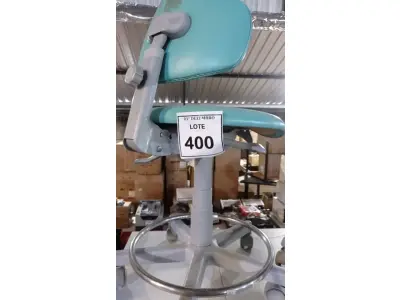 LOTE 400 - 01 CADEIRA MOCHO GIRATÓRIA. (NO ESTADO) ATENÇÃO! FAZER A VISITAÇÃO ANTES DE ARREMATAR, NÃO SABEMOS SE FUNCIONA, LEILÃO NÃO TEM GARANTIA E NEM DEVOLUÇÃO, SUJEITO A POSSÍVEIS AVARIAS VISÍVEIS/OCULTAS E/OU AUSÊNCIA DE COMPONENTES.