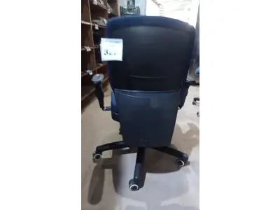 LOTE 322 - 01 CADEIRA DE ESCRITÓRIO GIRATÓRIA COM RODINHAS. (NO ESTADO) ATENÇÃO! FAZER A VISITAÇÃO ANTES DE ARREMATAR, NÃO SABEMOS SE FUNCIONA, LEILÃO NÃO TEM GARANTIA E NEM DEVOLUÇÃO, SUJEITO A POSSÍVEIS AVARIAS VISÍVEIS/OCULTAS E/OU AUSÊNCIA DE COMPONENTES.