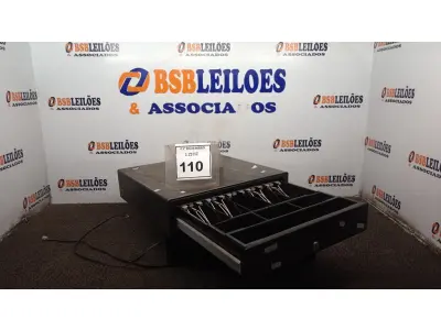 LOTE 110 - 02 GAVETAS DE DINHEIRO. (NO ESTADO) ATENÇÃO! FAZER A VISITAÇÃO ANTES DE ARREMATAR, NÃO SABEMOS SE FUNCIONA, LEILÃO NÃO TEM GARANTIA E NEM DEVOLUÇÃO, SUJEITO A POSSÍVEIS AVARIAS VISÍVEIS/OCULTAS E/OU AUSÊNCIA DE COMPONENTES.