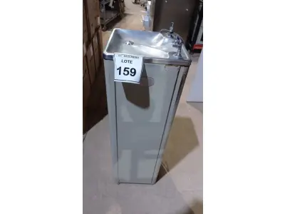 LOTE 159 - 01 BEBEDOURO TIPO TORRE. (NO ESTADO) ATENÇÃO! FAZER A VISITAÇÃO ANTES DE ARREMATAR, NÃO SABEMOS SE FUNCIONA, LEILÃO NÃO TEM GARANTIA E NEM DEVOLUÇÃO, SUJEITO A POSSÍVEIS AVARIAS VISÍVEIS/OCULTAS E/OU AUSÊNCIA DE COMPONENTES.