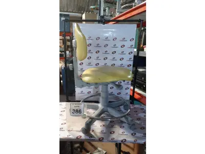 LOTE 386 - 01 CADEIRA MOCHO GIRATÓRIA. (NO ESTADO) ATENÇÃO! FAZER A VISITAÇÃO ANTES DE ARREMATAR, NÃO SABEMOS SE FUNCIONA, LEILÃO NÃO TEM GARANTIA E NEM DEVOLUÇÃO, SUJEITO A POSSÍVEIS AVARIAS VISÍVEIS/OCULTAS E/OU AUSÊNCIA DE COMPONENTES.