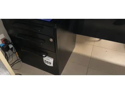 LOTE 069 - 01 GAVETEIRO EM AÇO 03 GAVETAS NA COR PRETA. (NO ESTADO) ATENÇÃO! FAZER A VISITAÇÃO ANTES DE ARREMATAR, NÃO SABEMOS SE FUNCIONA, LEILÃO NÃO TEM GARANTIA E NEM DEVOLUÇÃO, SUJEITO A POSSÍVEIS AVARIAS VISÍVEIS/OCULTAS E/OU AUSÊNCIA DE COMPONENTES.