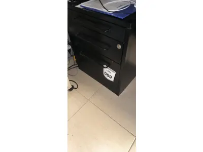 LOTE 069 - 01 GAVETEIRO EM AÇO 03 GAVETAS NA COR PRETA. (NO ESTADO) ATENÇÃO! FAZER A VISITAÇÃO ANTES DE ARREMATAR, NÃO SABEMOS SE FUNCIONA, LEILÃO NÃO TEM GARANTIA E NEM DEVOLUÇÃO, SUJEITO A POSSÍVEIS AVARIAS VISÍVEIS/OCULTAS E/OU AUSÊNCIA DE COMPONENTES.