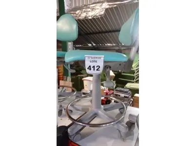 LOTE 412 - 01 CADEIRA MOCHO GIRATÓRIA. (NO ESTADO) ATENÇÃO! FAZER A VISITAÇÃO ANTES DE ARREMATAR, NÃO SABEMOS SE FUNCIONA, LEILÃO NÃO TEM GARANTIA E NEM DEVOLUÇÃO, SUJEITO A POSSÍVEIS AVARIAS VISÍVEIS/OCULTAS E/OU AUSÊNCIA DE COMPONENTES.