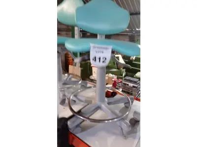 LOTE 412 - 01 CADEIRA MOCHO GIRATÓRIA. (NO ESTADO) ATENÇÃO! FAZER A VISITAÇÃO ANTES DE ARREMATAR, NÃO SABEMOS SE FUNCIONA, LEILÃO NÃO TEM GARANTIA E NEM DEVOLUÇÃO, SUJEITO A POSSÍVEIS AVARIAS VISÍVEIS/OCULTAS E/OU AUSÊNCIA DE COMPONENTES.