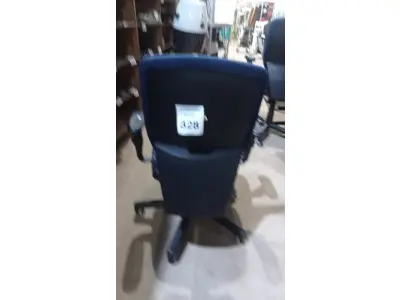 LOTE 328 - 01 CADEIRA DE ESCRITÓRIO GIRATÓRIA COM RODINHAS. (NO ESTADO) ATENÇÃO! FAZER A VISITAÇÃO ANTES DE ARREMATAR, NÃO SABEMOS SE FUNCIONA, LEILÃO NÃO TEM GARANTIA E NEM DEVOLUÇÃO, SUJEITO A POSSÍVEIS AVARIAS VISÍVEIS/OCULTAS E/OU AUSÊNCIA DE COMPONENTES.