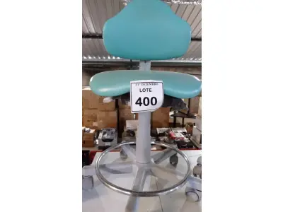 LOTE 400 - 01 CADEIRA MOCHO GIRATÓRIA. (NO ESTADO) ATENÇÃO! FAZER A VISITAÇÃO ANTES DE ARREMATAR, NÃO SABEMOS SE FUNCIONA, LEILÃO NÃO TEM GARANTIA E NEM DEVOLUÇÃO, SUJEITO A POSSÍVEIS AVARIAS VISÍVEIS/OCULTAS E/OU AUSÊNCIA DE COMPONENTES.