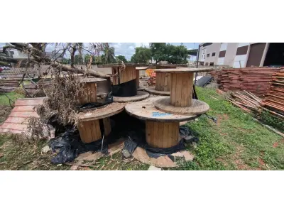 LOTE 142 - 01 LOTE COM CARRETÉIS EM MADEIRA TAMANHOS DIVERSOS. (NO ESTADO) ATENÇÃO! FAZER A VISITAÇÃO ANTES DE ARREMATAR, NÃO SABEMOS SE FUNCIONA, LEILÃO NÃO TEM GARANTIA E NEM DEVOLUÇÃO, SUJEITO A POSSÍVEIS AVARIAS VISÍVEIS/OCULTAS E/OU AUSÊNCIA DE COMPONENTES.