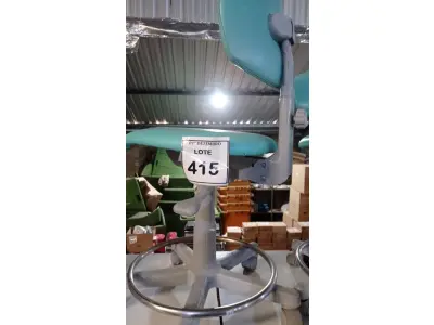 LOTE 415 - 01 CADEIRA MOCHO GIRATÓRIA. (NO ESTADO) ATENÇÃO! FAZER A VISITAÇÃO ANTES DE ARREMATAR, NÃO SABEMOS SE FUNCIONA, LEILÃO NÃO TEM GARANTIA E NEM DEVOLUÇÃO, SUJEITO A POSSÍVEIS AVARIAS VISÍVEIS/OCULTAS E/OU AUSÊNCIA DE COMPONENTES.