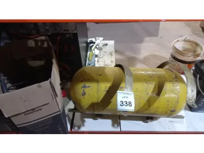 LOTE 338 - 01 CILINDRO DE GÁS VEICULAR COM ACESSÓRIOS DE INSTALAÇÃO. (NO ESTADO) ATENÇÃO! FAZER A VISITAÇÃO ANTES DE ARREMATAR, NÃO SABEMOS SE FUNCIONA, LEILÃO NÃO TEM GARANTIA E NEM DEVOLUÇÃO, SUJEITO A POSSÍVEIS AVARIAS VISÍVEIS/OCULTAS E/OU AUSÊNCIA DE COMPONENTES.