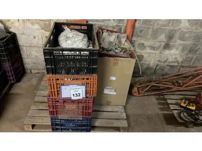 LOTE 132 - 01 LOTE COM COM CAIXAS DE TOMADA PARA PERFILADO, MINI PRAGMA PARA QUADREO QDL, TAMPAS DE ACABAMENTOS EM PLÁSTICO, SUPORTES PARA CONECTORES RJ, ABRAÇADEIRAS DIVERSAS.   (CAIXA ORGANIZADORA NAO INCLUSA) (NO ESTADO) ATENÇÃO! FAZER A VISITAÇÃO ANTES DE ARREMATAR, NÃO SABEMOS SE FUNCIONA, LEILÃO NÃO TEM GARANTIA E NEM DEVOLUÇÃO, SUJEITO A POSSÍVEIS AVARIAS VISÍVEIS/OCULTAS E/OU AUSÊNCIA DE COMPONENTES.