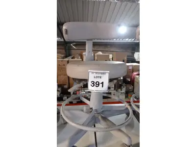 LOTE 391 - 01 CADEIRA MOCHO GIRATÓRIA. (NO ESTADO) ATENÇÃO! FAZER A VISITAÇÃO ANTES DE ARREMATAR, NÃO SABEMOS SE FUNCIONA, LEILÃO NÃO TEM GARANTIA E NEM DEVOLUÇÃO, SUJEITO A POSSÍVEIS AVARIAS VISÍVEIS/OCULTAS E/OU AUSÊNCIA DE COMPONENTES.