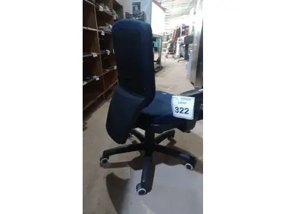 LOTE 322 - 01 CADEIRA DE ESCRITÓRIO GIRATÓRIA COM RODINHAS. (NO ESTADO) ATENÇÃO! FAZER A VISITAÇÃO ANTES DE ARREMATAR, NÃO SABEMOS SE FUNCIONA, LEILÃO NÃO TEM GARANTIA E NEM DEVOLUÇÃO, SUJEITO A POSSÍVEIS AVARIAS VISÍVEIS/OCULTAS E/OU AUSÊNCIA DE COMPONENTES.