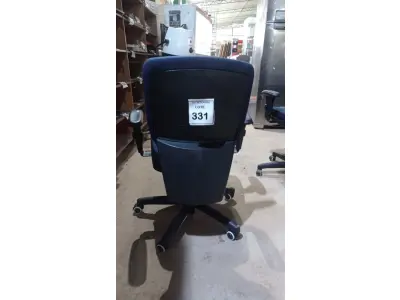 LOTE 331 - 01 CADEIRA DE ESCRITÓRIO GIRATÓRIA COM RODINHAS. (NO ESTADO) ATENÇÃO! FAZER A VISITAÇÃO ANTES DE ARREMATAR, NÃO SABEMOS SE FUNCIONA, LEILÃO NÃO TEM GARANTIA E NEM DEVOLUÇÃO, SUJEITO A POSSÍVEIS AVARIAS VISÍVEIS/OCULTAS E/OU AUSÊNCIA DE COMPONENTES.