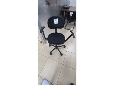 LOTE 144 - 01 CADEIRA GIRATÓRIA PARA ESCRITÓRIO. (NO ESTADO) ATENÇÃO! FAZER A VISITAÇÃO ANTES DE ARREMATAR, NÃO SABEMOS SE FUNCIONA, LEILÃO NÃO TEM GARANTIA E NEM DEVOLUÇÃO, SUJEITO A POSSÍVEIS AVARIAS VISÍVEIS/OCULTAS E/OU AUSÊNCIA DE COMPONENTES.