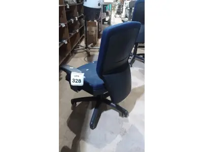 LOTE 328 - 01 CADEIRA DE ESCRITÓRIO GIRATÓRIA COM RODINHAS. (NO ESTADO) ATENÇÃO! FAZER A VISITAÇÃO ANTES DE ARREMATAR, NÃO SABEMOS SE FUNCIONA, LEILÃO NÃO TEM GARANTIA E NEM DEVOLUÇÃO, SUJEITO A POSSÍVEIS AVARIAS VISÍVEIS/OCULTAS E/OU AUSÊNCIA DE COMPONENTES.