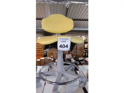 LOTE 404 - 01 CADEIRA MOCHO GIRATÓRIA. (NO ESTADO) ATENÇÃO! FAZER A VISITAÇÃO ANTES DE ARREMATAR, NÃO SABEMOS SE FUNCIONA, LEILÃO NÃO TEM GARANTIA E NEM DEVOLUÇÃO, SUJEITO A POSSÍVEIS AVARIAS VISÍVEIS/OCULTAS E/OU AUSÊNCIA DE COMPONENTES.