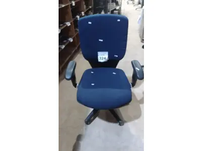 LOTE 324 - 01 CADEIRA DE ESCRITÓRIO GIRATÓRIA COM RODINHAS. (NO ESTADO) ATENÇÃO! FAZER A VISITAÇÃO ANTES DE ARREMATAR, NÃO SABEMOS SE FUNCIONA, LEILÃO NÃO TEM GARANTIA E NEM DEVOLUÇÃO, SUJEITO A POSSÍVEIS AVARIAS VISÍVEIS/OCULTAS E/OU AUSÊNCIA DE COMPONENTES.