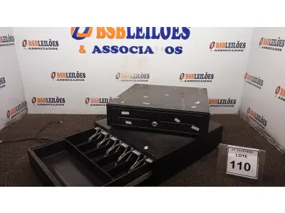 LOTE 110 - 02 GAVETAS DE DINHEIRO. (NO ESTADO) ATENÇÃO! FAZER A VISITAÇÃO ANTES DE ARREMATAR, NÃO SABEMOS SE FUNCIONA, LEILÃO NÃO TEM GARANTIA E NEM DEVOLUÇÃO, SUJEITO A POSSÍVEIS AVARIAS VISÍVEIS/OCULTAS E/OU AUSÊNCIA DE COMPONENTES.