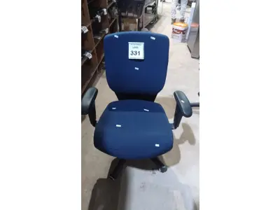 LOTE 331 - 01 CADEIRA DE ESCRITÓRIO GIRATÓRIA COM RODINHAS. (NO ESTADO) ATENÇÃO! FAZER A VISITAÇÃO ANTES DE ARREMATAR, NÃO SABEMOS SE FUNCIONA, LEILÃO NÃO TEM GARANTIA E NEM DEVOLUÇÃO, SUJEITO A POSSÍVEIS AVARIAS VISÍVEIS/OCULTAS E/OU AUSÊNCIA DE COMPONENTES.