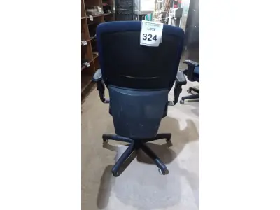 LOTE 324 - 01 CADEIRA DE ESCRITÓRIO GIRATÓRIA COM RODINHAS. (NO ESTADO) ATENÇÃO! FAZER A VISITAÇÃO ANTES DE ARREMATAR, NÃO SABEMOS SE FUNCIONA, LEILÃO NÃO TEM GARANTIA E NEM DEVOLUÇÃO, SUJEITO A POSSÍVEIS AVARIAS VISÍVEIS/OCULTAS E/OU AUSÊNCIA DE COMPONENTES.