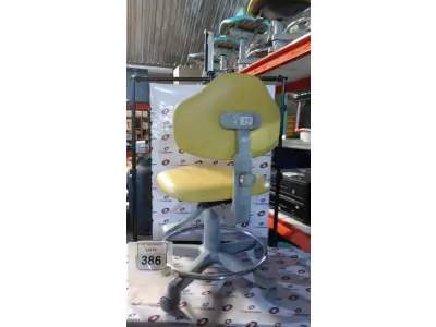 LOTE 386 - 01 CADEIRA MOCHO GIRATÓRIA. (NO ESTADO) ATENÇÃO! FAZER A VISITAÇÃO ANTES DE ARREMATAR, NÃO SABEMOS SE FUNCIONA, LEILÃO NÃO TEM GARANTIA E NEM DEVOLUÇÃO, SUJEITO A POSSÍVEIS AVARIAS VISÍVEIS/OCULTAS E/OU AUSÊNCIA DE COMPONENTES.