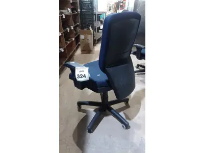 LOTE 324 - 01 CADEIRA DE ESCRITÓRIO GIRATÓRIA COM RODINHAS. (NO ESTADO) ATENÇÃO! FAZER A VISITAÇÃO ANTES DE ARREMATAR, NÃO SABEMOS SE FUNCIONA, LEILÃO NÃO TEM GARANTIA E NEM DEVOLUÇÃO, SUJEITO A POSSÍVEIS AVARIAS VISÍVEIS/OCULTAS E/OU AUSÊNCIA DE COMPONENTES.