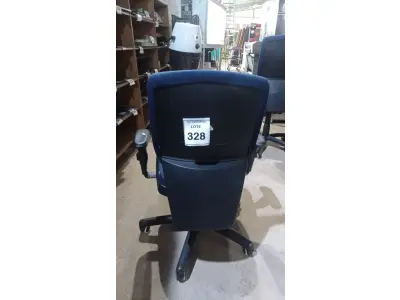 LOTE 328 - 01 CADEIRA DE ESCRITÓRIO GIRATÓRIA COM RODINHAS. (NO ESTADO) ATENÇÃO! FAZER A VISITAÇÃO ANTES DE ARREMATAR, NÃO SABEMOS SE FUNCIONA, LEILÃO NÃO TEM GARANTIA E NEM DEVOLUÇÃO, SUJEITO A POSSÍVEIS AVARIAS VISÍVEIS/OCULTAS E/OU AUSÊNCIA DE COMPONENTES.