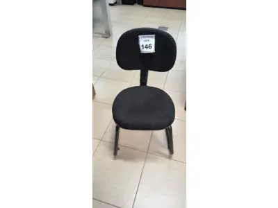 LOTE 146 - 01 CADEIRA PARA ESCRITÓRIO FIXA. (NO ESTADO) ATENÇÃO! FAZER A VISITAÇÃO ANTES DE ARREMATAR, NÃO SABEMOS SE FUNCIONA, LEILÃO NÃO TEM GARANTIA E NEM DEVOLUÇÃO, SUJEITO A POSSÍVEIS AVARIAS VISÍVEIS/OCULTAS E/OU AUSÊNCIA DE COMPONENTES.