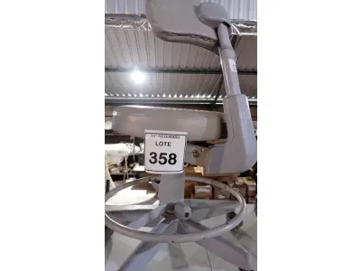LOTE 358 - 01 CADEIRA MOCHO GIRATÓRIA. (NO ESTADO) ATENÇÃO! FAZER A VISITAÇÃO ANTES DE ARREMATAR, NÃO SABEMOS SE FUNCIONA, LEILÃO NÃO TEM GARANTIA E NEM DEVOLUÇÃO, SUJEITO A POSSÍVEIS AVARIAS VISÍVEIS/OCULTAS E/OU AUSÊNCIA DE COMPONENTES.
