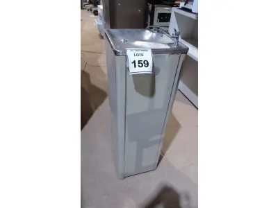 LOTE 159 - 01 BEBEDOURO TIPO TORRE. (NO ESTADO) ATENÇÃO! FAZER A VISITAÇÃO ANTES DE ARREMATAR, NÃO SABEMOS SE FUNCIONA, LEILÃO NÃO TEM GARANTIA E NEM DEVOLUÇÃO, SUJEITO A POSSÍVEIS AVARIAS VISÍVEIS/OCULTAS E/OU AUSÊNCIA DE COMPONENTES.