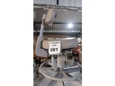 LOTE 391 - 01 CADEIRA MOCHO GIRATÓRIA. (NO ESTADO) ATENÇÃO! FAZER A VISITAÇÃO ANTES DE ARREMATAR, NÃO SABEMOS SE FUNCIONA, LEILÃO NÃO TEM GARANTIA E NEM DEVOLUÇÃO, SUJEITO A POSSÍVEIS AVARIAS VISÍVEIS/OCULTAS E/OU AUSÊNCIA DE COMPONENTES.