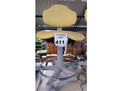 LOTE 411 - 01 CADEIRA MOCHO GIRATÓRIA. (NO ESTADO) ATENÇÃO! FAZER A VISITAÇÃO ANTES DE ARREMATAR, NÃO SABEMOS SE FUNCIONA, LEILÃO NÃO TEM GARANTIA E NEM DEVOLUÇÃO, SUJEITO A POSSÍVEIS AVARIAS VISÍVEIS/OCULTAS E/OU AUSÊNCIA DE COMPONENTES.