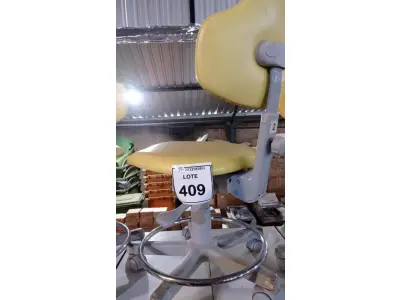 LOTE 409 - 01 CADEIRA MOCHO GIRATÓRIA. (NO ESTADO) ATENÇÃO! FAZER A VISITAÇÃO ANTES DE ARREMATAR, NÃO SABEMOS SE FUNCIONA, LEILÃO NÃO TEM GARANTIA E NEM DEVOLUÇÃO, SUJEITO A POSSÍVEIS AVARIAS VISÍVEIS/OCULTAS E/OU AUSÊNCIA DE COMPONENTES.