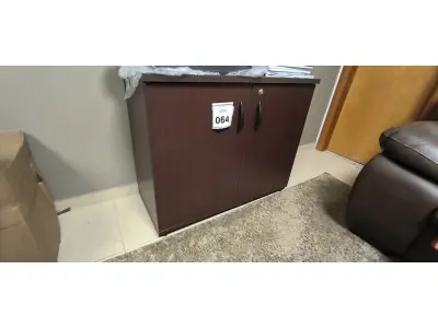 LOTE 064 - 01 ARMÁRIO EM MADEIRA COM 02 PORTAS NA COR MARROM. (NO ESTADO) ATENÇÃO! FAZER A VISITAÇÃO ANTES DE ARREMATAR, NÃO SABEMOS SE FUNCIONA, LEILÃO NÃO TEM GARANTIA E NEM DEVOLUÇÃO, SUJEITO A POSSÍVEIS AVARIAS VISÍVEIS/OCULTAS E/OU AUSÊNCIA DE COMPONENTES.