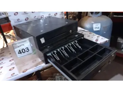 LOTE 403 - 02 GAVETAS DE DINHEIRO. (NO ESTADO) ATENÇÃO! FAZER A VISITAÇÃO ANTES DE ARREMATAR, NÃO SABEMOS SE FUNCIONA, LEILÃO NÃO TEM GARANTIA E NEM DEVOLUÇÃO, SUJEITO A POSSÍVEIS AVARIAS VISÍVEIS/OCULTAS E/OU AUSÊNCIA DE COMPONENTES.