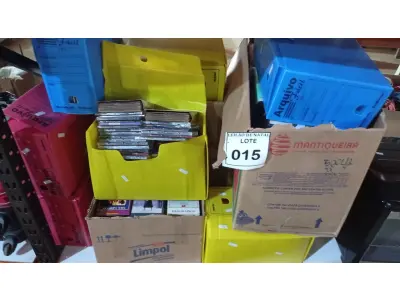 LOTE 015 - 01 LOTE COM GRANDE QUANTIDADE DE CDS, DVDS E FITAS DE VÍDEO CASSETE GÊNEROS DIVERSOS. (NO ESTADO) ATENÇÃO! FAZER A VISITAÇÃO ANTES DE ARREMATAR, NÃO SABEMOS SE FUNCIONA, LEILÃO NÃO TEM GARANTIA E NEM DEVOLUÇÃO, SUJEITO A POSSÍVEIS AVARIAS VISÍVEIS/OCULTAS E/OU AUSÊNCIA DE COMPONENTES.