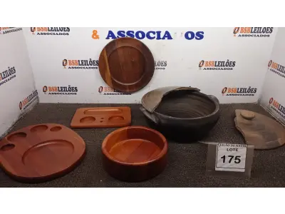 LOTE 175 - 01 PANELA DE BARRO, 01 JOGO DE PRATO, VASILHA E PETISQUEIRAS EM MADEIRA. (NO ESTADO) ATENÇÃO! FAZER A VISITAÇÃO ANTES DE ARREMATAR, NÃO SABEMOS SE FUNCIONA, LEILÃO NÃO TEM GARANTIA E NEM DEVOLUÇÃO, SUJEITO A POSSÍVEIS AVARIAS VISÍVEIS/OCULTAS E/OU AUSÊNCIA DE COMPONENTES.