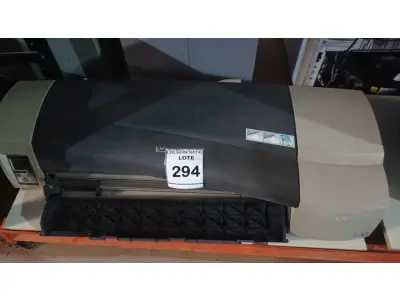 LOTE 294 - 01 PLOTTER DE MESA MODELO DESIGNJET 111 MARCA HP. (NO ESTADO) ATENÇÃO! FAZER A VISITAÇÃO ANTES DE ARREMATAR, NÃO SABEMOS SE FUNCIONA, LEILÃO NÃO TEM GARANTIA E NEM DEVOLUÇÃO, SUJEITO A POSSÍVEIS AVARIAS VISÍVEIS/OCULTAS E/OU AUSÊNCIA DE COMPONENTES.