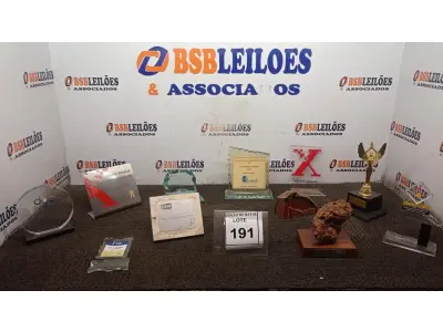 LOTE 191 - 01 LOTE COM VÁRIOS TROFÉUS E PLACAS COMEMORATIVAS. (NO ESTADO) ATENÇÃO! FAZER A VISITAÇÃO ANTES DE ARREMATAR, NÃO SABEMOS SE FUNCIONA, LEILÃO NÃO TEM GARANTIA E NEM DEVOLUÇÃO, SUJEITO A POSSÍVEIS AVARIAS VISÍVEIS/OCULTAS E/OU AUSÊNCIA DE COMPONENTES.