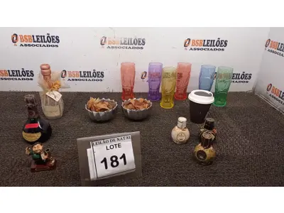 LOTE 181 - 06 COPOS PERSONALIZADOS MARCA COCA COLA, 05 GARRAFAS DECORATIVAS E 02 VASOS DECORATIVO PEQUENOS. (NO ESTADO) ATENÇÃO! FAZER A VISITAÇÃO ANTES DE ARREMATAR, NÃO SABEMOS SE FUNCIONA, LEILÃO NÃO TEM GARANTIA E NEM DEVOLUÇÃO, SUJEITO A POSSÍVEIS AVARIAS VISÍVEIS/OCULTAS E/OU AUSÊNCIA DE COMPONENTES.