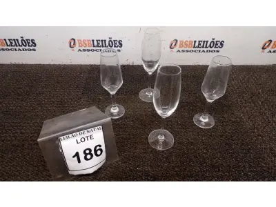 LOTE 186 - 04 TAÇAS PARA ESPUMANTE. (NO ESTADO) ATENÇÃO! FAZER A VISITAÇÃO ANTES DE ARREMATAR, NÃO SABEMOS SE FUNCIONA, LEILÃO NÃO TEM GARANTIA E NEM DEVOLUÇÃO, SUJEITO A POSSÍVEIS AVARIAS VISÍVEIS/OCULTAS E/OU AUSÊNCIA DE COMPONENTES.